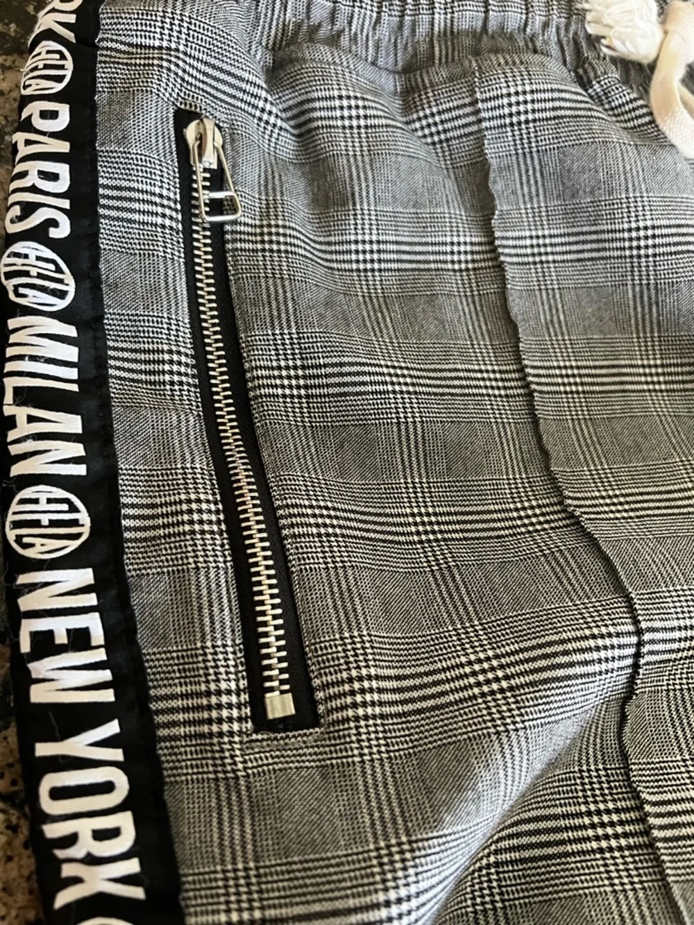 Homme Femme Gray Plaid Jogger Pants.
